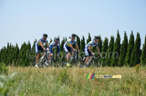 Part of the Orica-GreenEDGE team passes Grignan on the rest day (2) (537x)