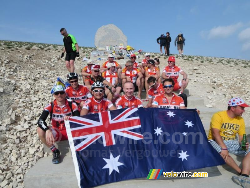 Een groep Australiërs herdenkt Tommy Simpson