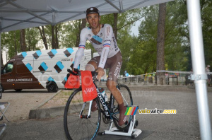 Jean-Christophe Péraud (AG2R La Mondiale) warming up (289x)