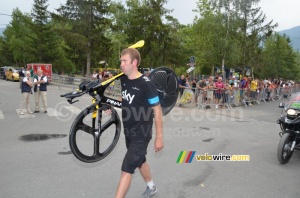 The change bike for Froome arrives to be checked (369x)
