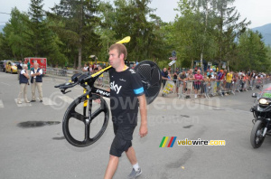 Le vélo de rechange de Froome arrive pour contrôle (702x)