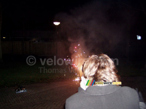Virginie (Bocco) devant le feu d'artifice (211x)