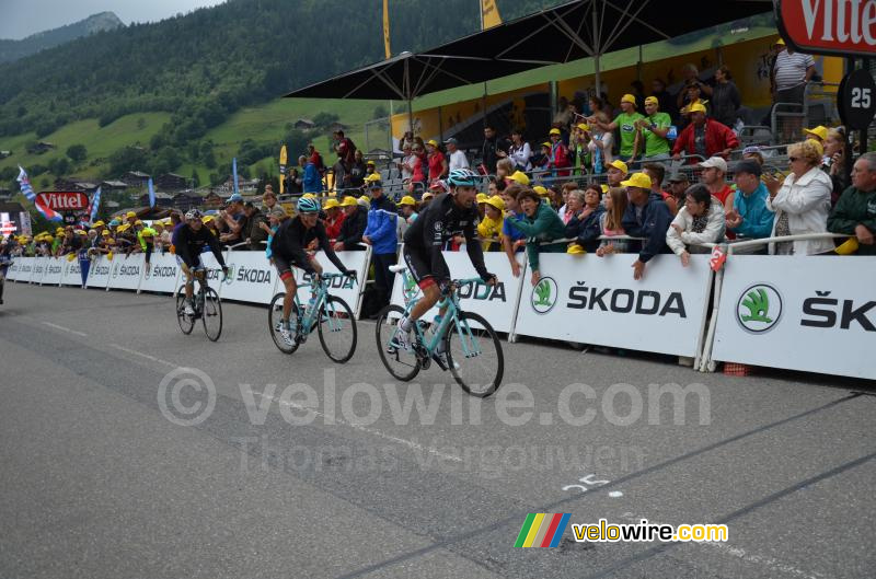 Haimar Zubeldia & Andy Schleck (Radioshack-Leopard) & Sergey Lagutin (Vacansoleil)