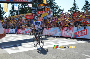 Nairo Quintana (Movistar) devant la foule au Semnoz (429x)