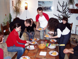 Tous au 'peestamp' ('spécialité' néerlandaise basée sur une purée de carottes) (391x)