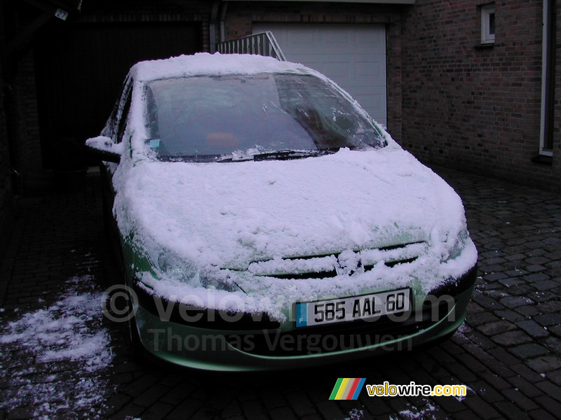 En van de auto's onder de sneeuw