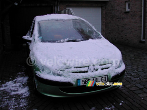 Une des voitures sous la neige (213x)