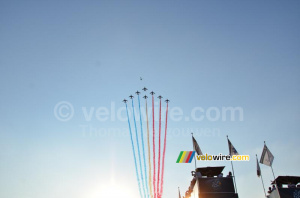 The Patrouille de France salutes the Tour de France (2) (881x)