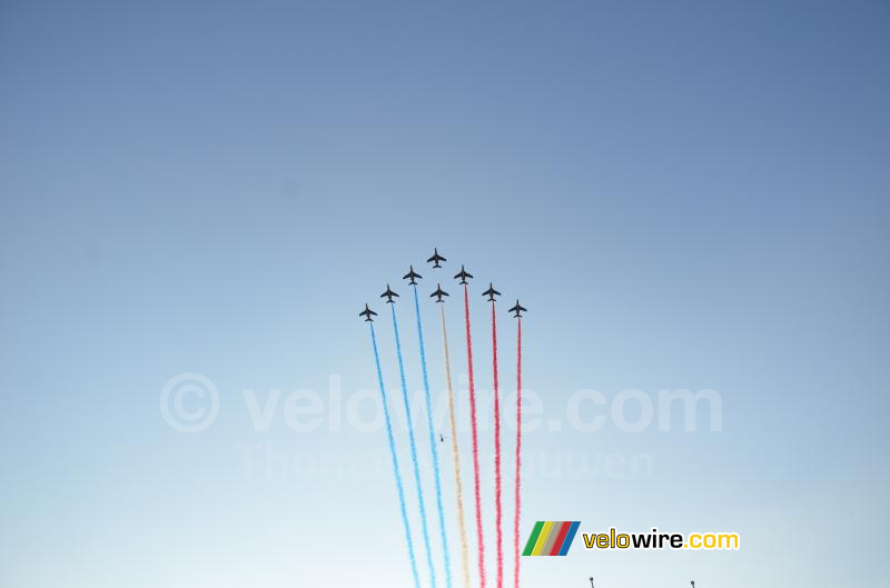 De Patrouille de France groet de Tour de France (3)