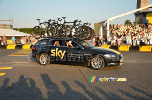 La voiture de Team Sky aux couleurs du maillot jaune (408x)