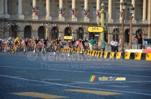 Team Sky leads the peloton on the Place de la Concorde (362x)