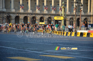 Team Sky leads the peloton on the Place de la Concorde (870x)