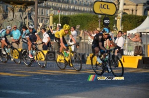 Chris Froome (Team Sky) ready for 10 laps in Paris (2) (476x)