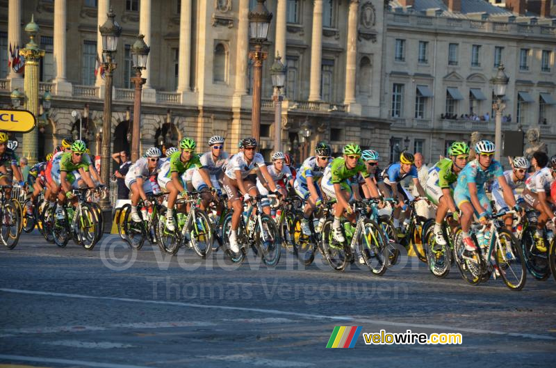 Het kleurrijke peloton in het licht van de ondergaande zon