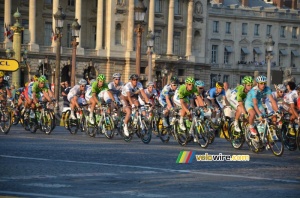 The coloured peloton in the light of the falling sun (1131x)