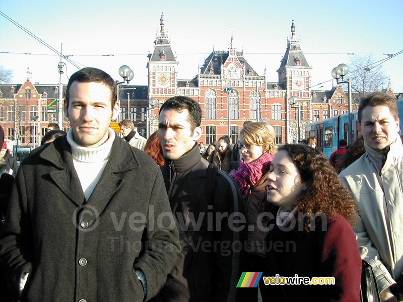 Voor het centraal station van Amsterdam