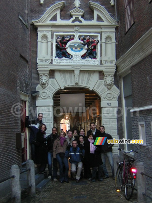 Tous ensemble devant un musée à Amsterdam (459x)