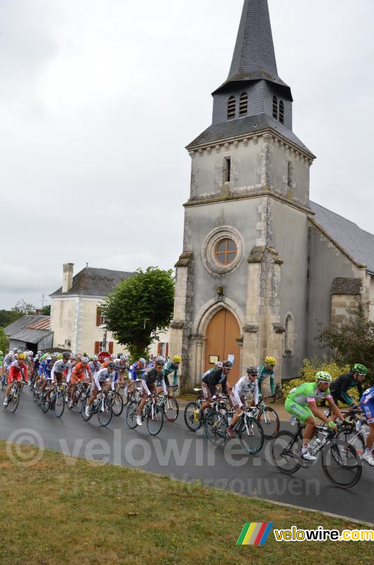 Het peloton in Malicornay (2)