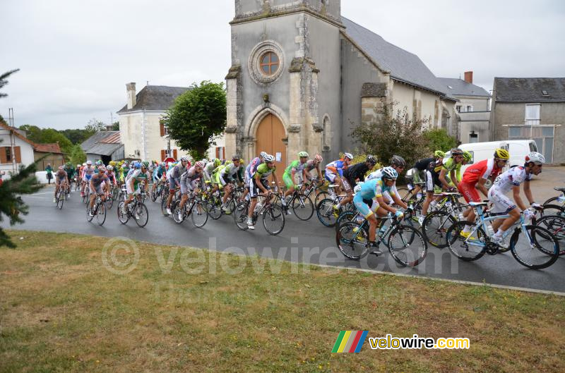 Het peloton in Malicornay (3)