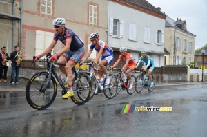 The leading group in the rain (2) (213x)