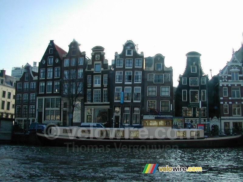 Typische foto van Amsterdam met de scheefgezakte huizen
