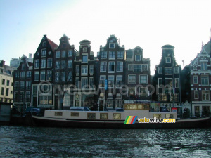 Image typique d'Amsterdam avec les maisons enfoncées (469x)