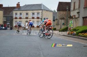 The leading group in Orsennes (2) (221x)