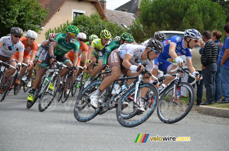 Het peloton in Mouhers (2)