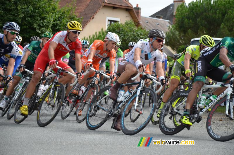 Het peloton in Mouhers (3)