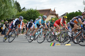 The peloton in Mouhers (5) (251x)