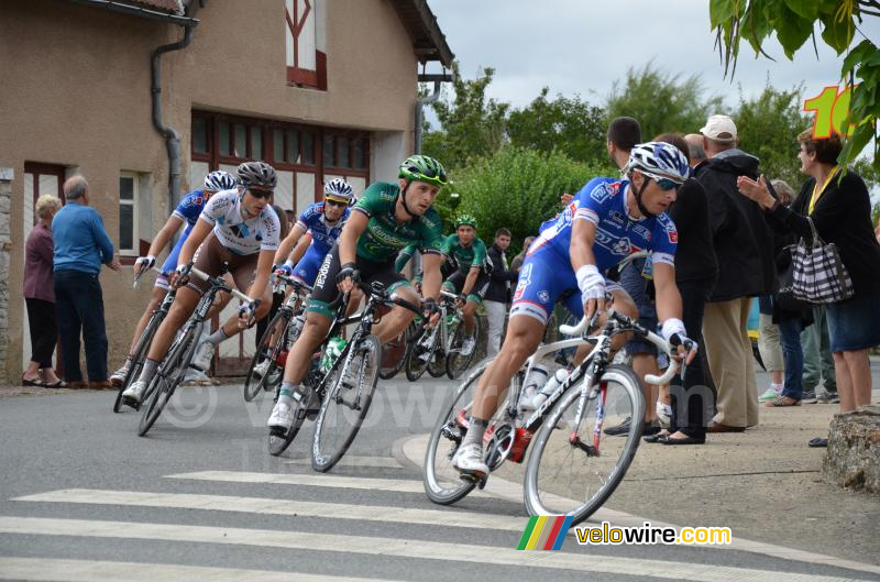 The peloton in Mouhers (7)