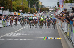 Francesco Chicchi passe ici encore devant Bryan Coquard (350x)