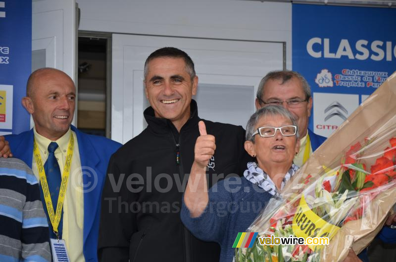 Bryan Coquard's grandmother next to Laurent Jalabert