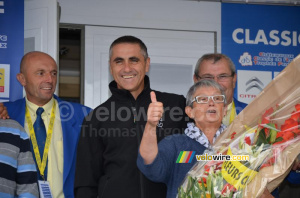 Bryan Coquard's grandmother next to Laurent Jalabert (299x)