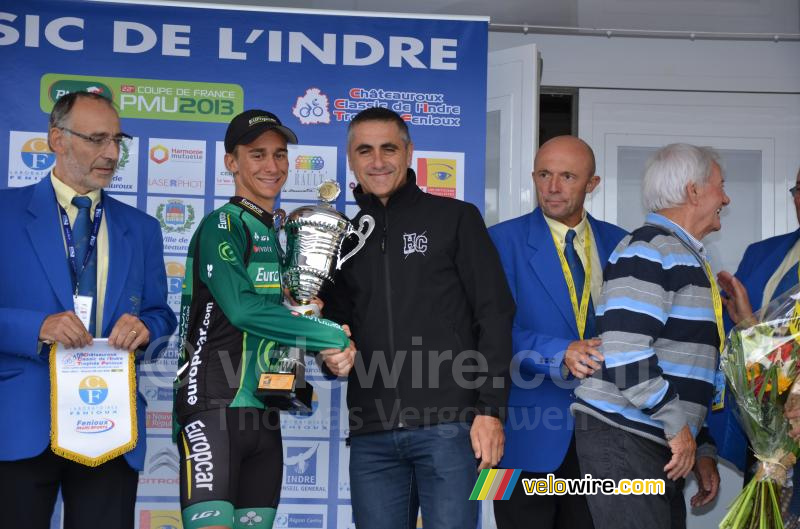 Bryan Coquard (Europcar) gefeliciteerd door Laurent Jalabert