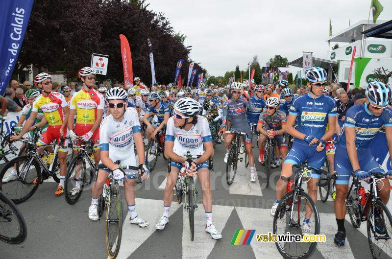 Het peloton voor de start van de Grand Prix d'Isbergues