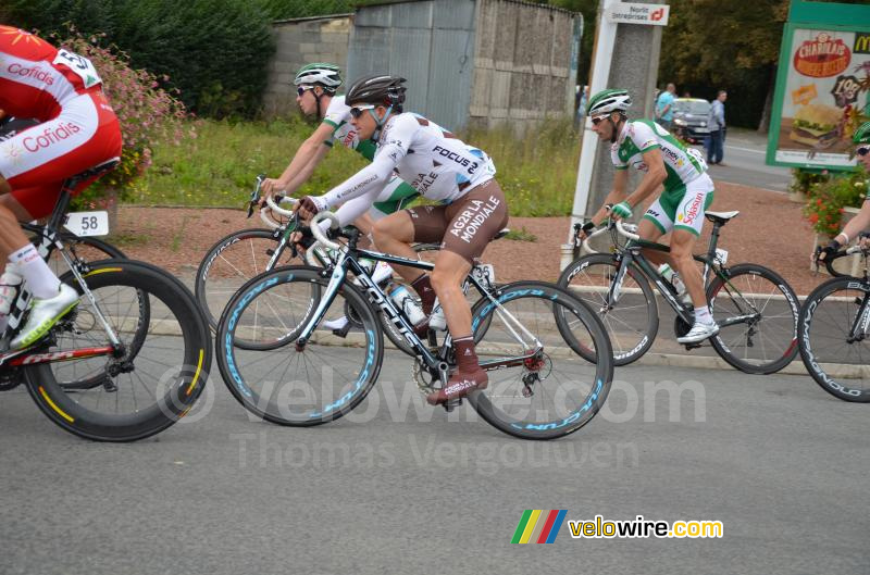 Samuel Dumoulin (AG2R La Mondiale) achteraan het peloton