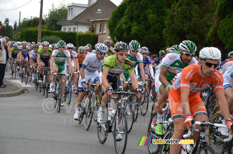 Het peloton terug in Isbergues