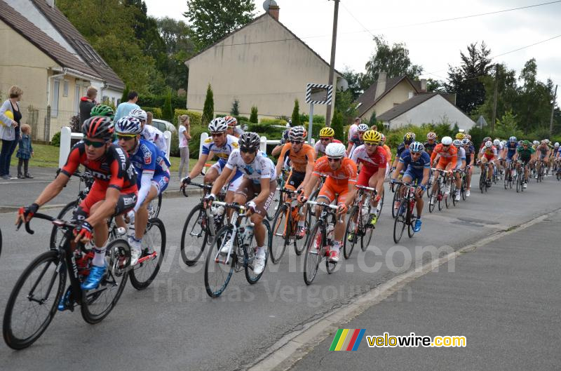 Het peloton weer terug in Isbergues (3)