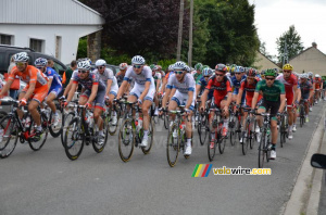 Le peloton lors d'un nouveau passage dans Isbergues au départ (320x)