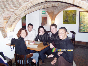 Ludivine, Bernard, Anne-Cécile, Stefan & Rachid dans un restaurant à Delft (616x)