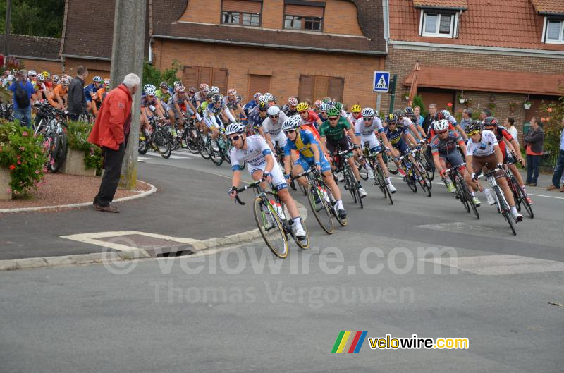 Le peloton lors de l'avant-dernier passage à Isbergues au départ