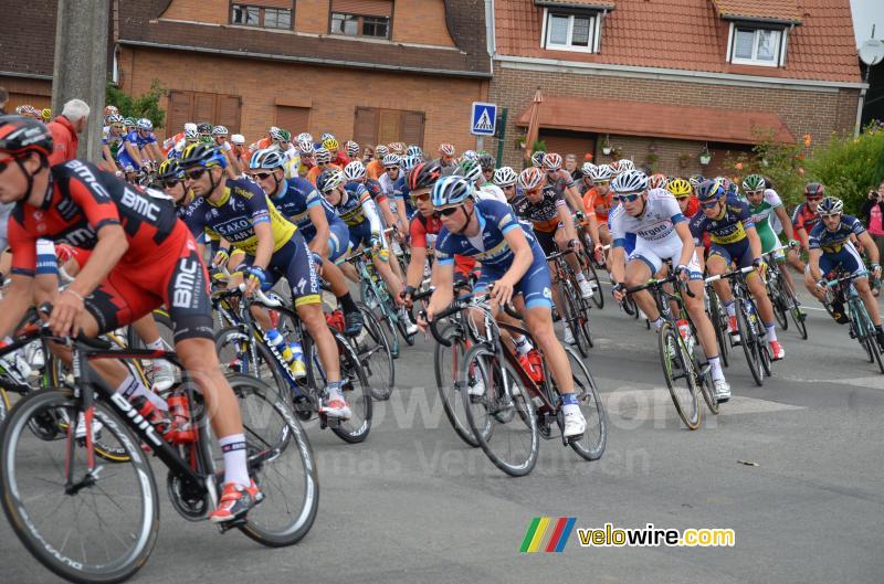 Le peloton lors de l'avant-dernier passage à Isbergues au départ (2)