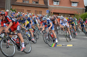 Le peloton lors de l'avant-dernier passage à Isbergues au départ (2) (277x)