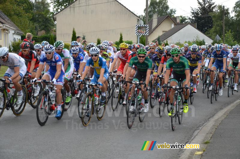 Het peloton bij de voorlaatste doorkomst in Isbergues aan de start (3)