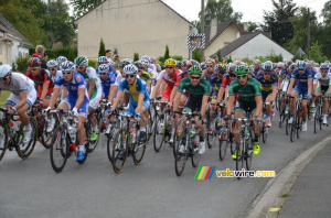 Le peloton lors de l'avant-dernier passage à Isbergues au départ (3) (295x)