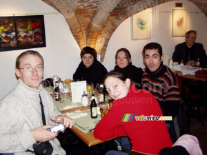 Florent, Virginie, Virginie, Fabian & Marie-Laure dans un restaurant à Delft (430x)