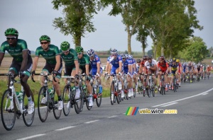 The Europcar and FDJ.fr teams in Hinges (302x)