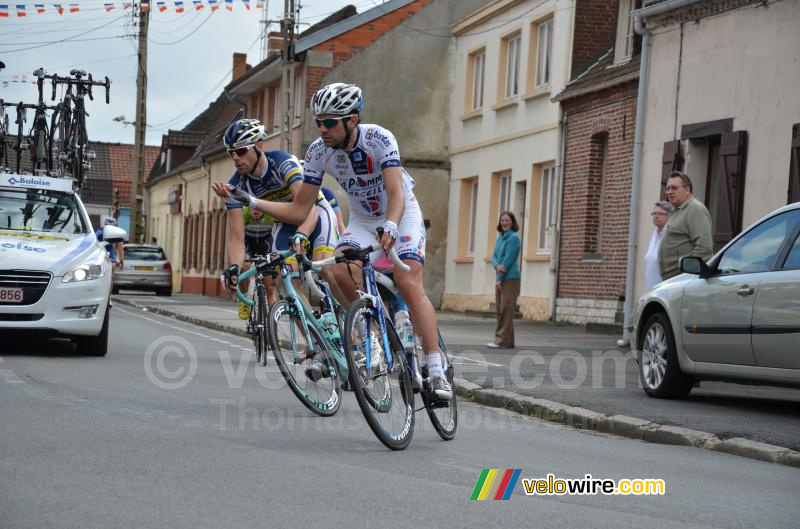 Julien Antomarchi (La Pomme) & Wouter Mol (Vacansoleil) tegengehouden door auto's in Chocques