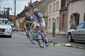 Julien Antomarchi (La Pomme) & Wouter Mol (Vacansoleil) blocked by cars in Chocques (229x)